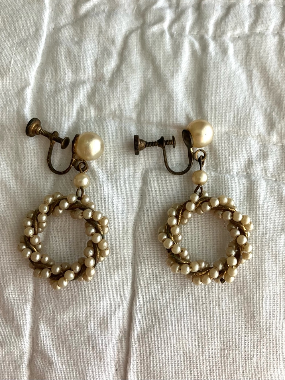 Vintage faux pearl dangle hoop wreath drop screw back clip on earrings